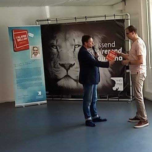 Eerste exemplaar #Alarmbellen voor Chafik Chnachi