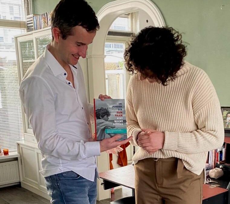 Boekoverhandeging ‘De jongen die zijn naam niet mocht houden’